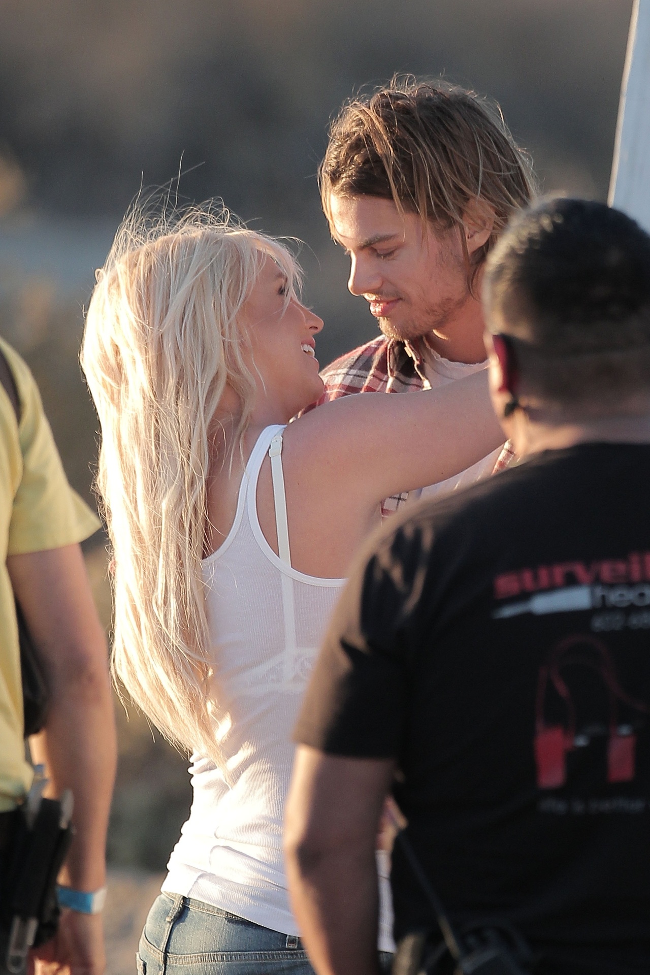 19.nov.2013 - Cercada por câmaras e de toda a equipe de filmagem, Britney Spears gravou novo clipe no deserto da Califórnia. A cantora lança em breve o novo disco, "Britney Jean" - PacificCoastNews/The Grosby Group