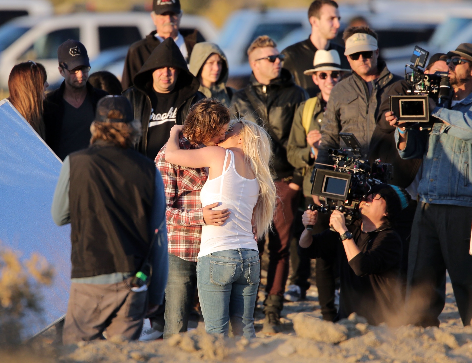 19.nov.2013 - Cercada por câmeras e pela equipe de filmagem, Britney Spears beija modelo na gravação do novo clipe para a música "Perfume", segundo single do disco "Britney Jean", no deserto da Califórnia - PacificCoastNews/The Grosby Group