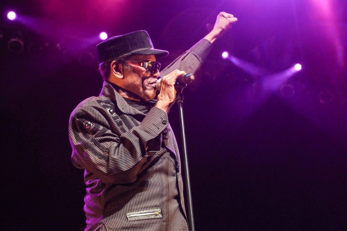 19.nov.2013 - Uma das maiores lendas do soul music, o norteamericano Bobby Womack se apresenta no palco do HSBC Brasil, em São Paulo - Manuela Scarpa/Foto Rio News