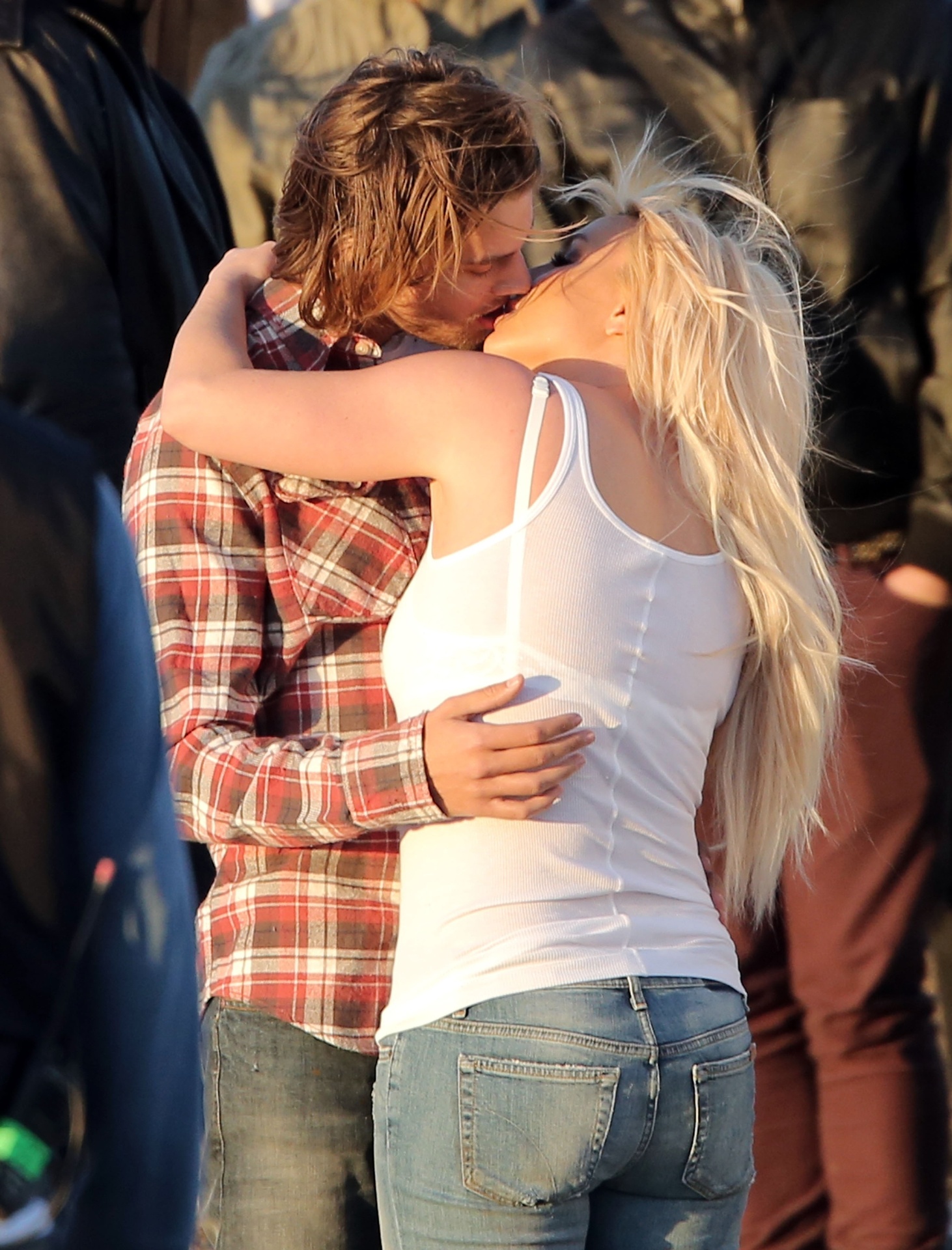 19.nov.2013 - Vestindo jeans básico e um top branco, que mostrava parte do sutiã, Britney Spears gravou o novo clipe de "Perfume", com direito a cenas de beijos. No Twitter, ela disse estar "muito feliz" em trabalhar com o diretor Joseph Kahn - PacificCoastNews/The Grosby Group