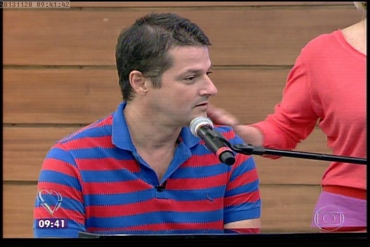 20.nov.2013 - Após pedido de Ana Maria, Marcelo Serrado concorda em tocar piano ao vivo