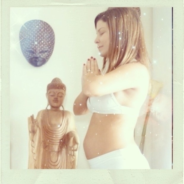 20.nov.2013 - Bárbara Borges exibiu a barriguinha de três meses de gravidez durante aula de ioga. "Três meses de uma vida dentro da minha! Gratidão", escreveu a atriz
