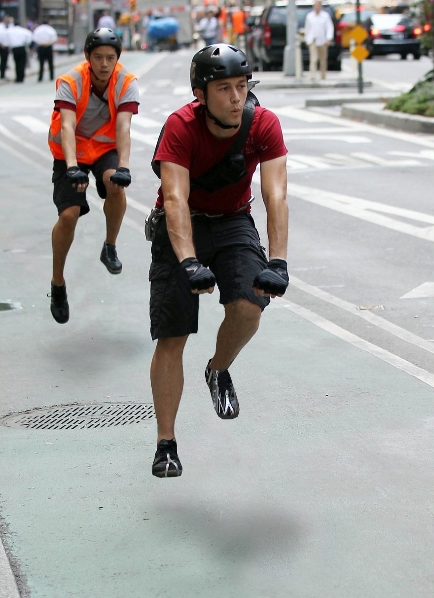 20.nov.2013 - O site Reddit fez uma brincadeira e simulou como seria se famosos andassem de bicicleta invisível. Na foto o ator Joseph Gordon-Levitt