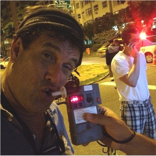 20.nov.2013 - Sergio Mallandro é parado pela polícia em blitz da lei seca e faz teste do bafômetro
