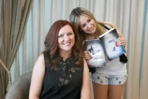 A autora Jamie McGuire em encontro com fãs no Rio de Janeiro - Fabíola Ortiz/UOL