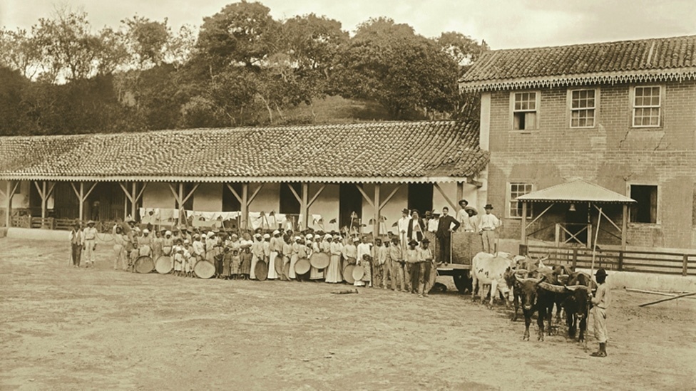 Burgi nota que 'todos estão sempre posando para o fotógrafo'. E explica que isso refletia as necessidades do processo fotográfico do século 19, quando eram usadas câmeras grandes, sempre apoiadas em tripés - Marc Ferrez/Colección Gilberto Ferrez/Acervo Instituto Moreira Salles