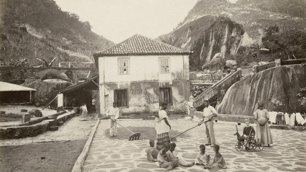 Foto da fazenda de Quititi, no Rio de Janeiro, 1865. É possível ver um menino branco bem vestido e com um brinquedo, junto a várias crianças negras descalças e vestindo roupas esfarrapadas - Georges Leuzinger/Colección Gilberto Ferrez/Acervo Instituto Moreira Salles