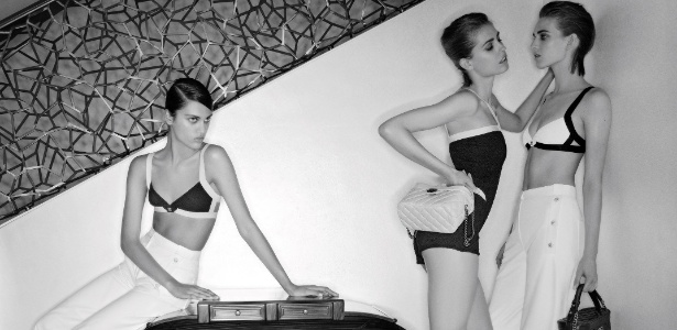 Karl Lagerfeld assina campanha Cruise 2013-2014 da Chanel; fotos são PB e as roupas tem tons neutros - ©Facebook.com/chanel