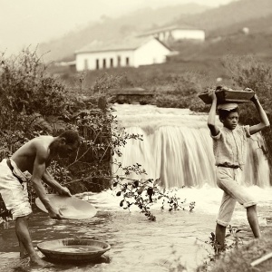'Lavagem do ouro' é outra imagem de Marc Ferrez, um dos fotógrafos de maior destaque no Brasil do século 19. Um de seus objetivos foi documentar o processo de produção econômica nas fazendas, segundo Burgi. Esta foto foi feita em Minas Gerais, em 1880 - Marc Ferrez/Colección Gilberto Ferrez/Acervo Instituto Moreira Salles