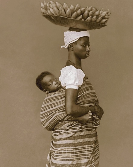 'Negra com o filho', outra imagem de Marc Ferrez, desta vez feita em Salvador, em 1884. Além de imagens do trabalho rural e mineração, a exposição reúne cenas urbanas ou situações domésticas da época - Marc Ferrez/Colección Gilberto Ferrez/Acervo Instituto Moreira Salles