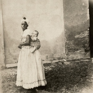 Negra com uma criança branca nas costas, na Bahia, em 1870 - Fotógrafo não identificado/Acervo Instituto Moreira Salles