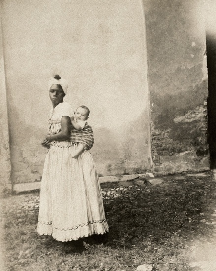 Negra com uma criança branca nas costas, na Bahia, em 1870 - Fotógrafo não identificado/Acervo Instituto Moreira Salles
