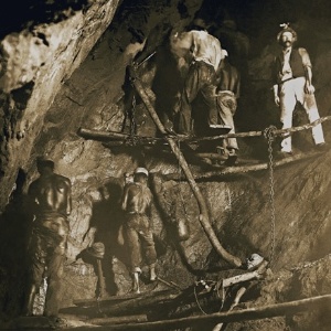 O Brasil foi o último país do Ocidente a abolir a escravidão, algo que ocorreu apenas em 1888, 'quando a fotografia já havia amadurecido muito', afirmou Burgi à BBC. Isso se faz notar nesta imagem, 'Primeira foto do trabalho no interior de uma mina de ouro', feita em 1888 em Minas Gerais - Marc Ferrez/Colección Gilberto Ferrez/Acervo Instituto Moreira Salles