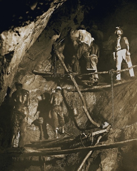 O Brasil foi o último país do Ocidente a abolir a escravidão, algo que ocorreu apenas em 1888, 'quando a fotografia já havia amadurecido muito', afirmou Burgi à BBC. Isso se faz notar nesta imagem, 'Primeira foto do trabalho no interior de uma mina de ouro', feita em 1888 em Minas Gerais - Marc Ferrez/Colección Gilberto Ferrez/Acervo Instituto Moreira Salles