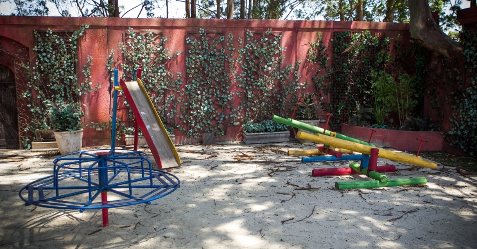 14.nov.2013 -  Área externa do orfanato Raio de Luz, detalhe para o playground onde os órfãos costumam brincar e também pensar na vida