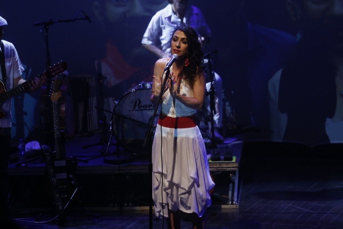 20.nov.2013 - Caetano veloso e Marisa Monte se apresentam no show beneficente "Somos Todos Amarildo", em prol do IDDH (Instituto dos Defensores dos Direitos Humanos), no Circo Voador, Rio de Janeiro - Felipe Assumpção / AgNews