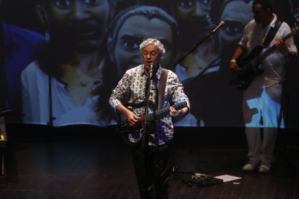 20.nov.2013 - Caetano veloso e Marisa Monte se apresentam no show beneficente "Somos Todos Amarildo", em prol do IDDH (Instituto dos Defensores dos Direitos Humanos), no Circo Voador, Rio de Janeiro - Felipe Assumpção / AgNews