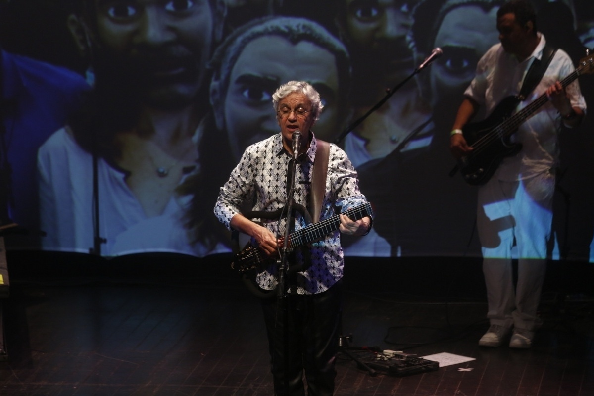 20.nov.2013 - Caetano veloso e Marisa Monte se apresentam no show beneficente "Somos Todos Amarildo", em prol do IDDH (Instituto dos Defensores dos Direitos Humanos), no Circo Voador, Rio de Janeiro - Felipe Assumpção / AgNews