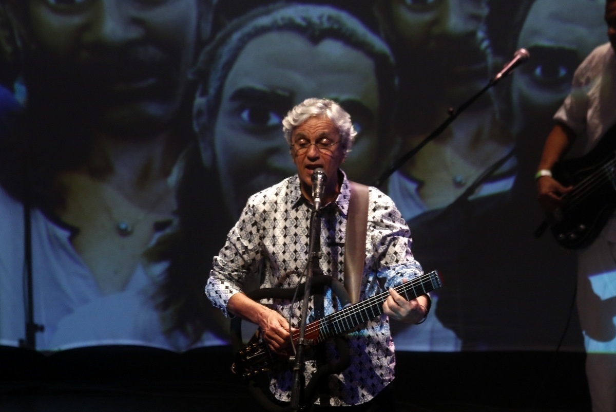 20.nov.2013 - Caetano veloso e Marisa Monte se apresentam no show beneficente "Somos Todos Amarildo", em prol do IDDH (Instituto dos Defensores dos Direitos Humanos), no Circo Voador, Rio de Janeiro - Felipe Assumpção / AgNews