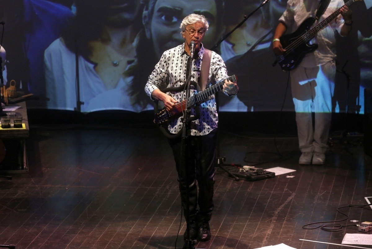 20.nov.2013 - Caetano veloso e Marisa Monte se apresentam no show beneficente "Somos Todos Amarildo", em prol do IDDH (Instituto dos Defensores dos Direitos Humanos), no Circo Voador, Rio de Janeiro - Felipe Assumpção / AgNews