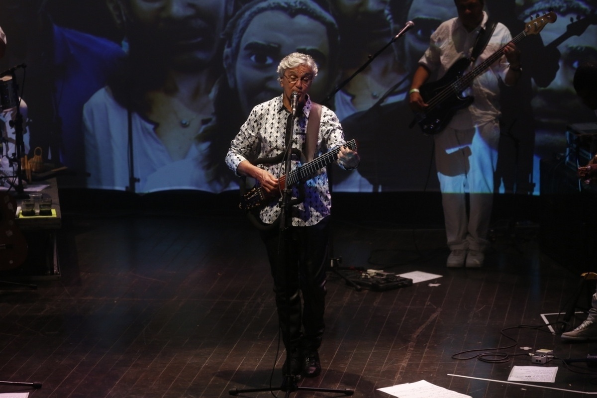 20.nov.2013 - Caetano veloso e Marisa Monte se apresentam no show beneficente "Somos Todos Amarildo", em prol do IDDH (Instituto dos Defensores dos Direitos Humanos), no Circo Voador, Rio de Janeiro - Felipe Assumpção / AgNews