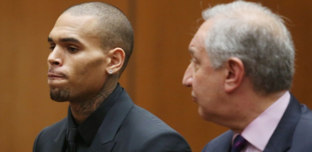 Chris Brown com seu advogado, Mark Geragos, durante audiência em tribunal de Los Angeles. O cantor foi condenado a cumprir 90 anos em um centro de reabilitação e 24 horas de serviço comunitário