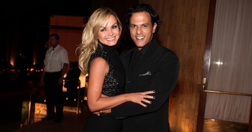 21.nov.2013 - Eliana posa com o marido, João Marcelo Bôscoli, durante as comemorações de seu aniversário, no bar do Hotel Fasano,