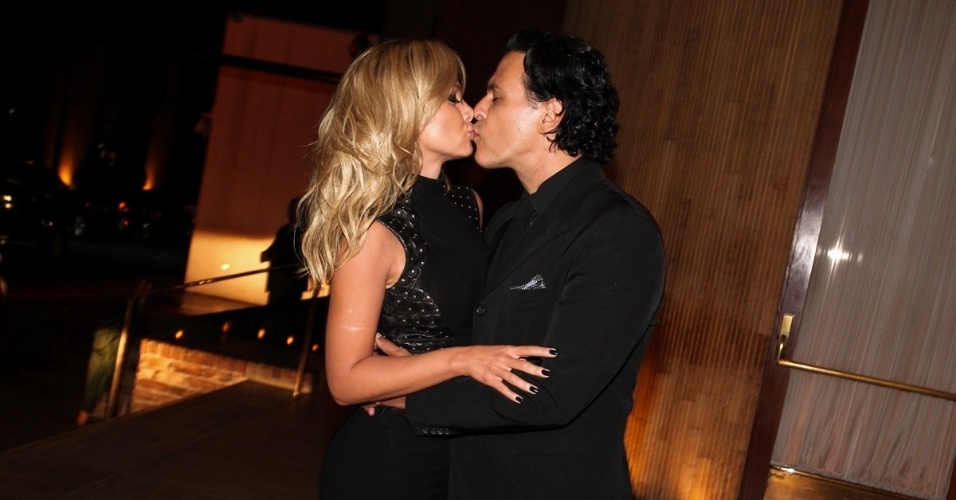 21.nov.2013 - Eliana troca beijos com o marido, João Marcelo Bôscoli, durante as comemorações de seu aniversário, no bar do Hotel Fasano, em São Paulo.