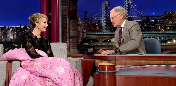 Jennifer Lawrence usa edredom durante entrevista