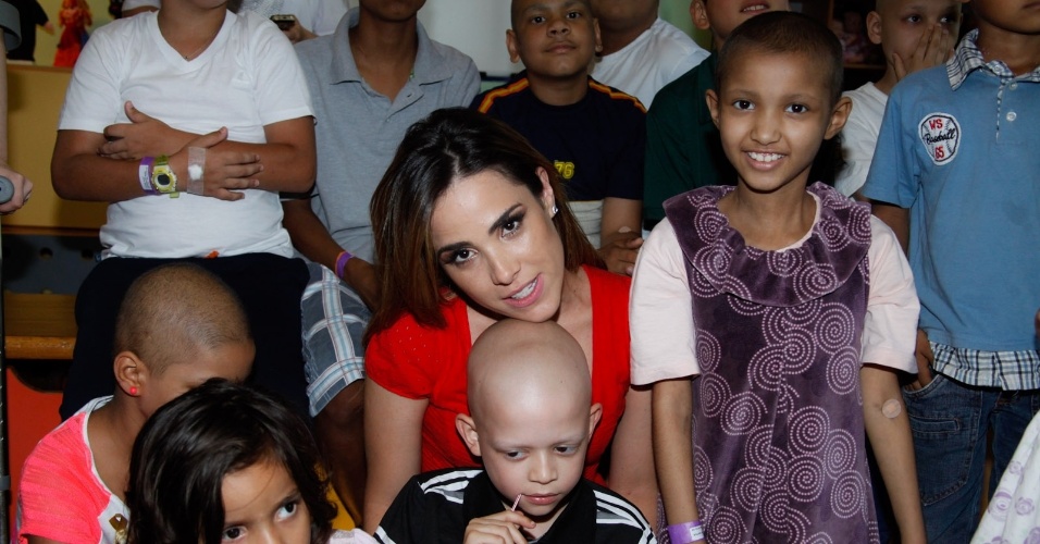 21.nov.2013 - Na manhã desta quinta, a cantora Wanessa Camargo, que está grávida pela segunda vez, visitou crianças em tratamento contra o câncer no Hospital do GRAACC, no bairro da Vila Clementino, em São Paulo