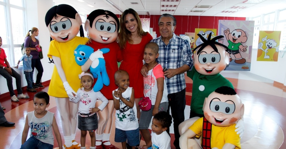 21.nov.2013 - Wanessa Camargo e Maurício de Sousa posam com crianças em tratamento contra o câncer no Hospital do GRAACC, no bairro da Vila Clementino, em São Paulo