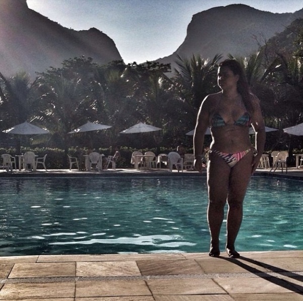 21.nov.2013- Preta Gil aproveita dia de sol na piscina: "O sorte!! um dia lindo de folga!!! #minadocondominio", escreveu a cantora na legenda da foto no Instagram