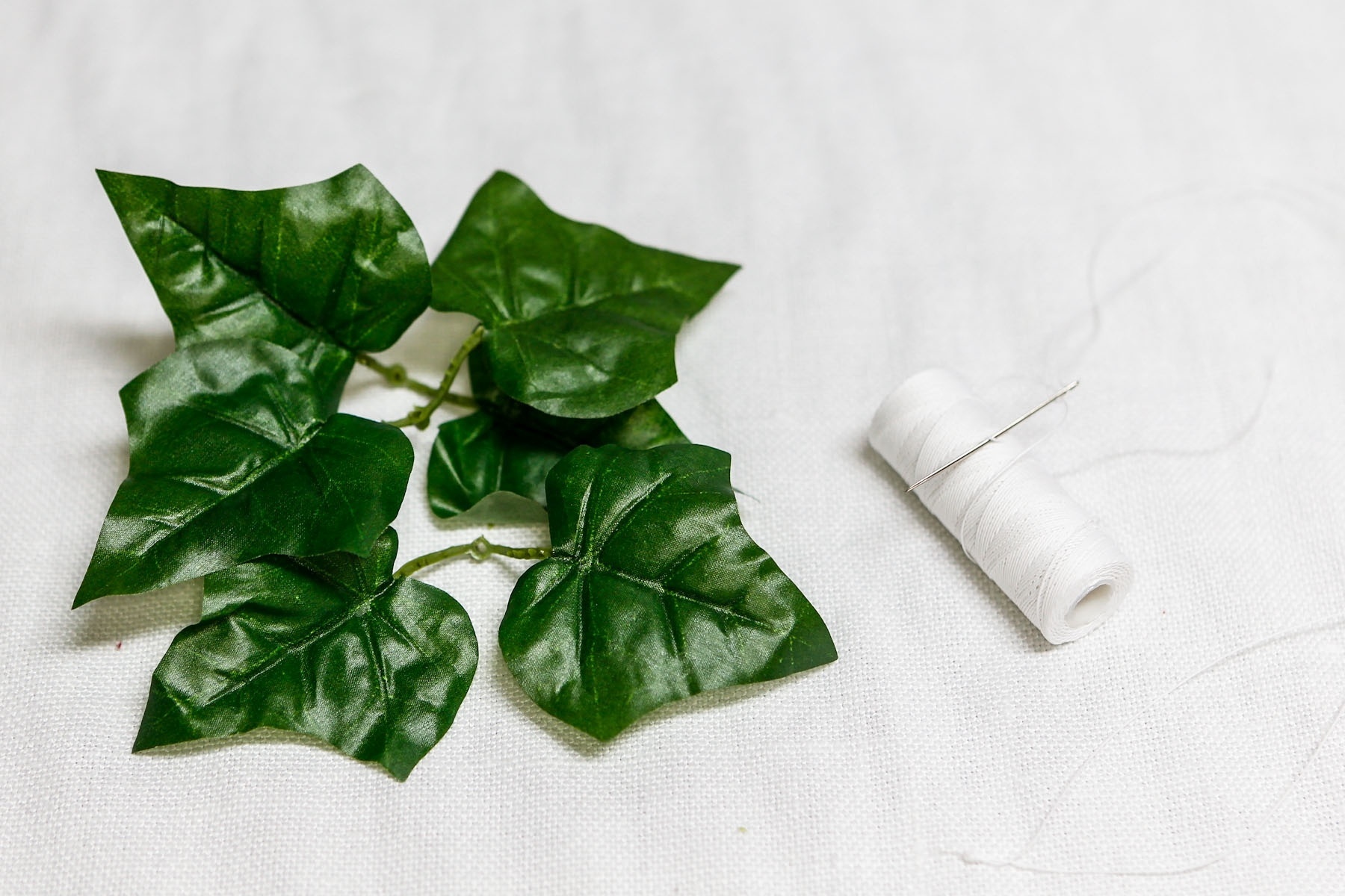 Confira os materiais necessários para personalizar a cortina: folhas de plástico, agulha e linha - Leandro Moraes/UOL