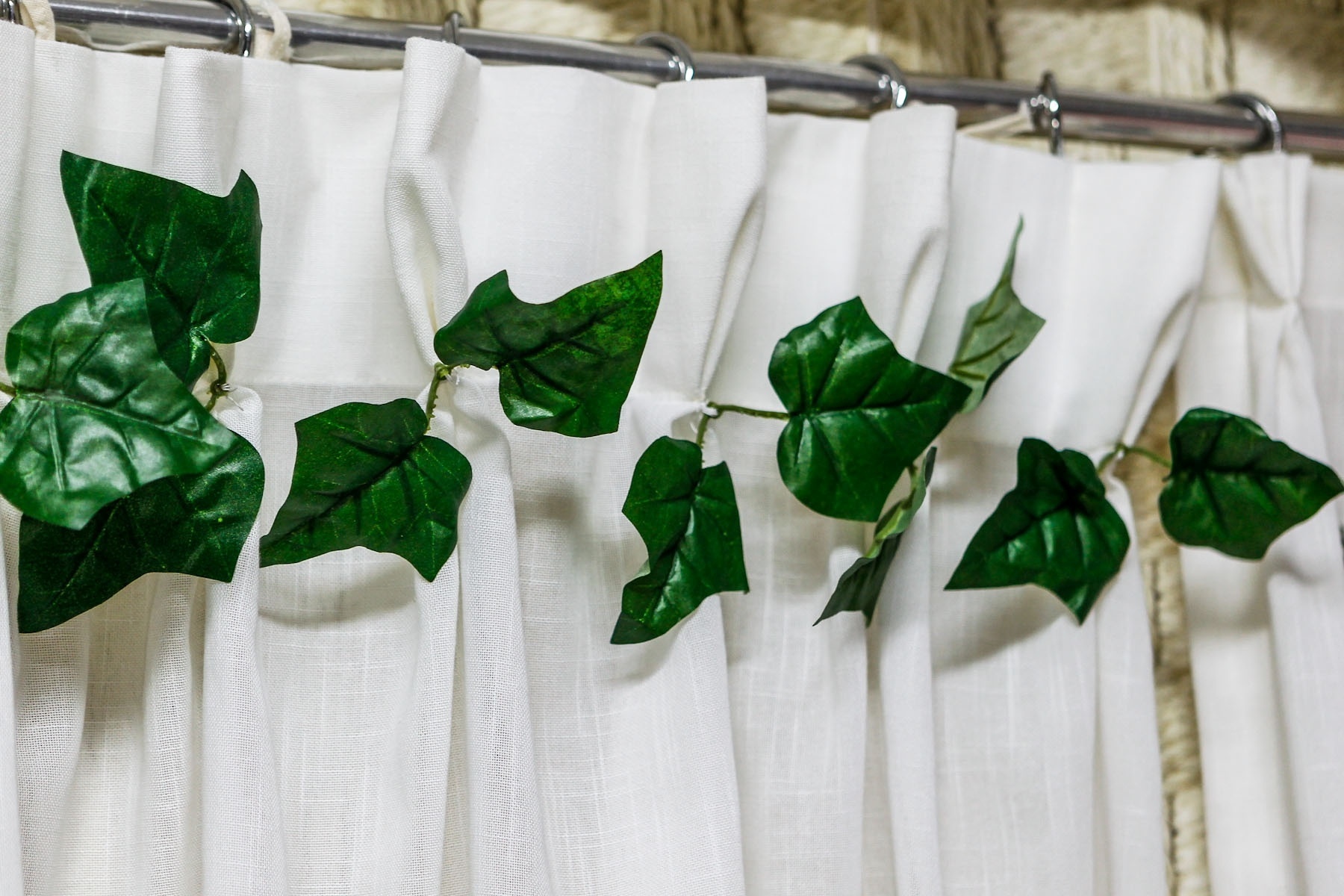 Outra proposta de personalização de cortina pode ser feita com folhas artificiais. É possível trocar o detalhe por flores, dando um ar primaveril ao ambiente - Leandro Moraes/UOL