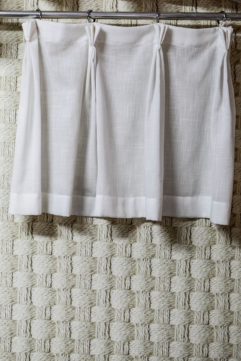 Esse modelo de cortina com franzidos espaçados é ideal para a colocação de pequenos apliques, como as flores que a designer Karin Killingsworth vai usar - Leandro Moraes/UOL