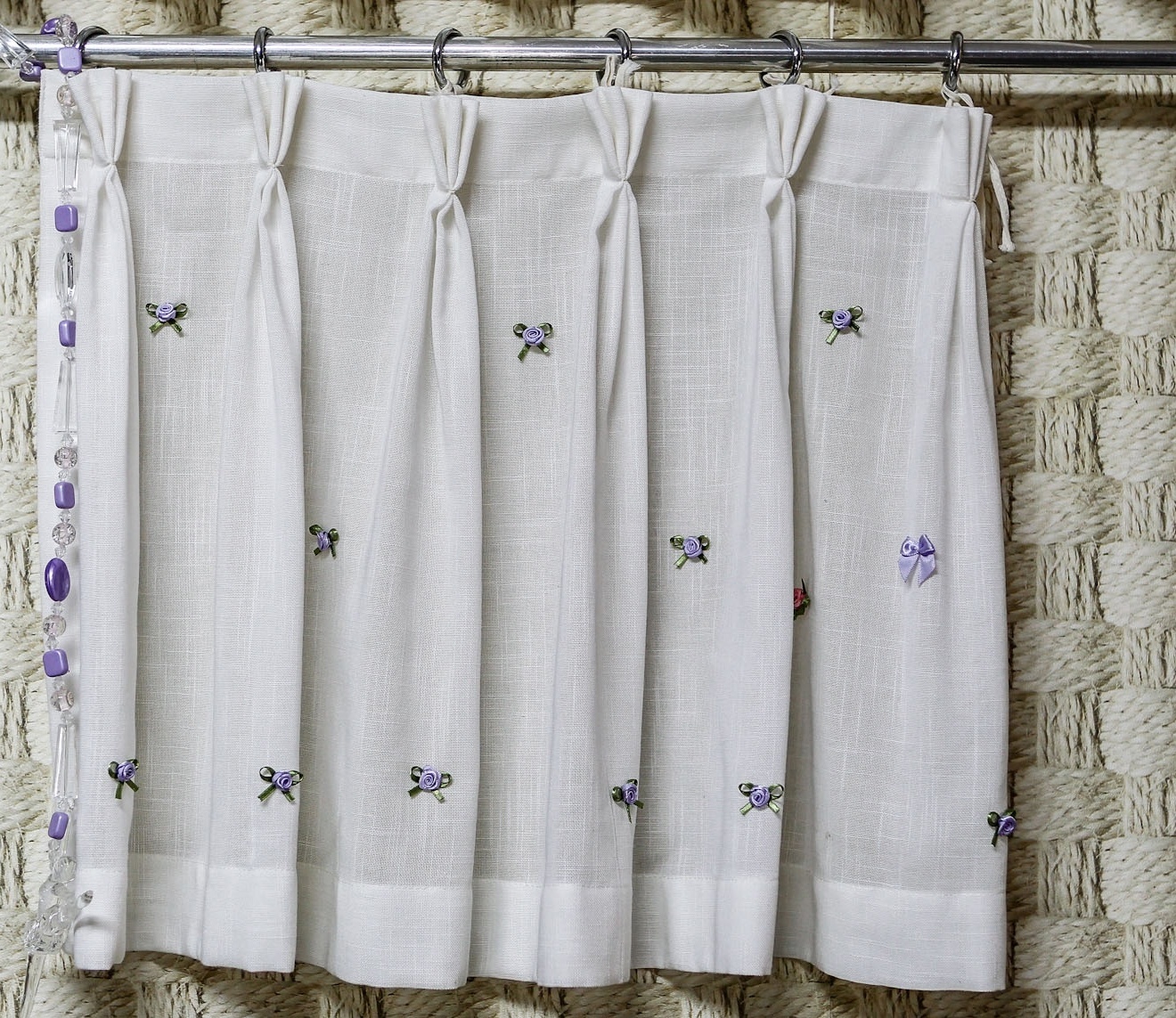 A primeira opção de personalização para a cortina é feminina e delicada, feita com florzinhas compradas prontas em armarinhos e um puxador diferenciado, que pode ser aplicado até com aquele colar que sua filha ama - Leandro Moraes/UOL