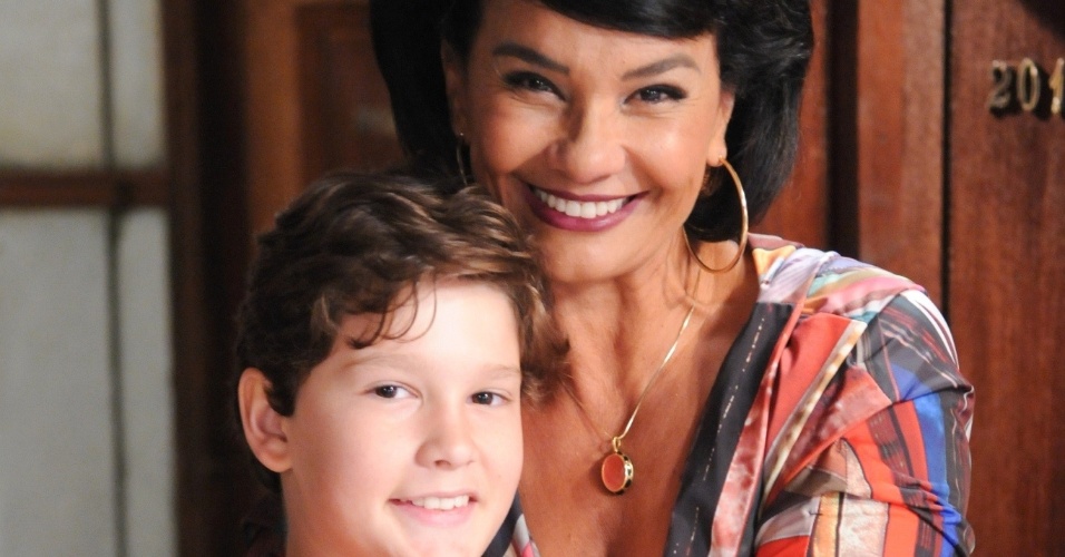 2013 - Solange Couto é Betty Valle, mãe de Laura (Carla Cabral), em "Pecado Mortal"