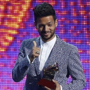 21.nov.2013 - Draco Rosa recebe o prêmio de melhor álbum do ano por "Vida" na 14ª edição dos Latin Grammy Awards em Las Vegas - Mario Anzuoni/Reuters