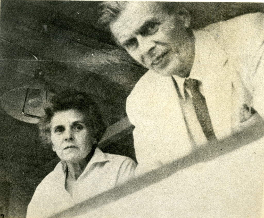 8.mai.1977 - Elizabeth Bishop ao lado de Aldous Huxley, durante a viagem que realizaram pelo Brasil, até o Amazonas - Jornal do Brasil/Arquivo Folha