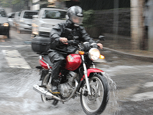 Cuidado ao pilotar em pisos molhados - Infomoto - Infomoto