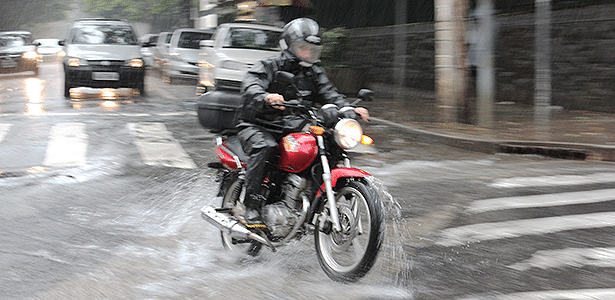 Cuidado: sob chuva, aderência cai, obstáculos se escondem e hábitos mudam - Infomoto