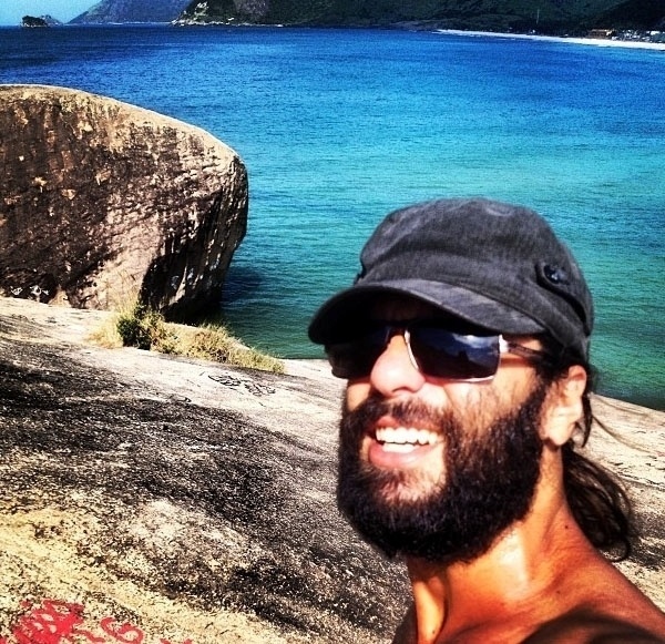 Felipe Cardoso posta foto na praia. O ator iniciou a carreira na TV na novela "Bang Bang", na TV Globo