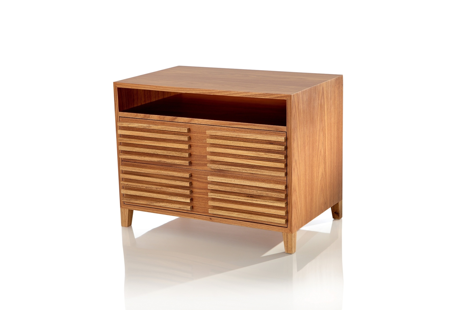 O criado-mudo Bloc, da Llussá, é feito de freijó natural aliado a outras madeiras: sucupira, cumaru, cedro e itaúba.A peça mede 75  cm x 47 cm x 58 cm - Divulgação