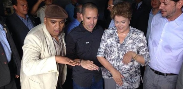 Preto Zezé, Edimilson Filho e Dilma Rousseff fazem o gesto "ó a faca", uma das expressões de "Cine Holliúdy" - Reprodução/Facebook