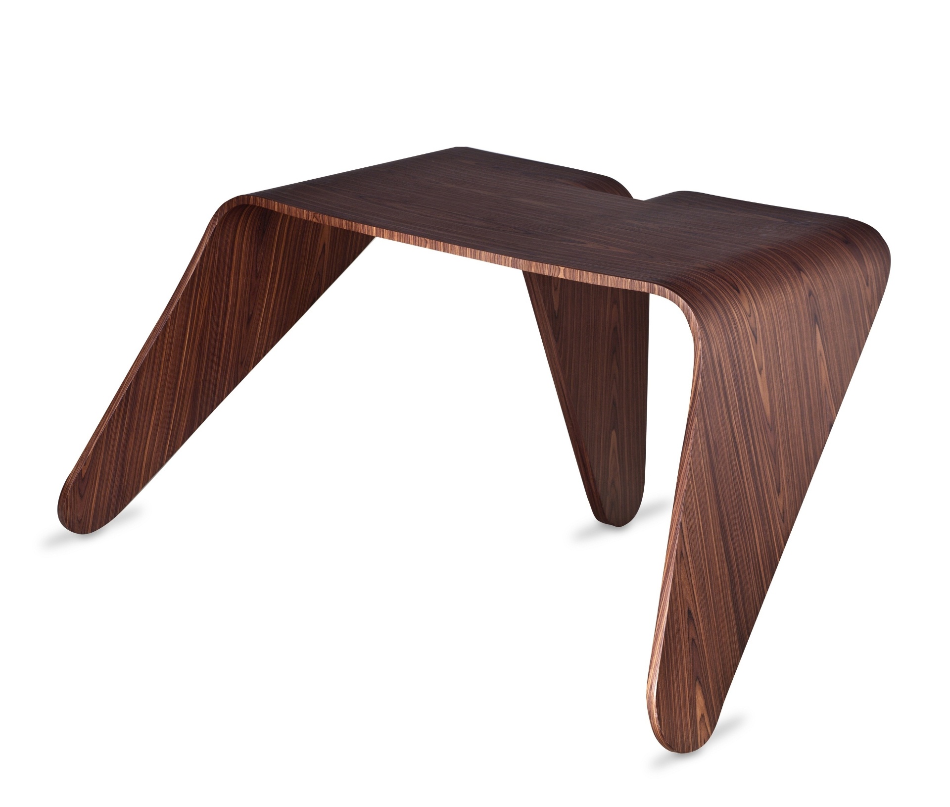 Sérgio e Jack Fahrer assinam a mesa Gaivota, estruturada em chapa de madeira certificada - Divulgação