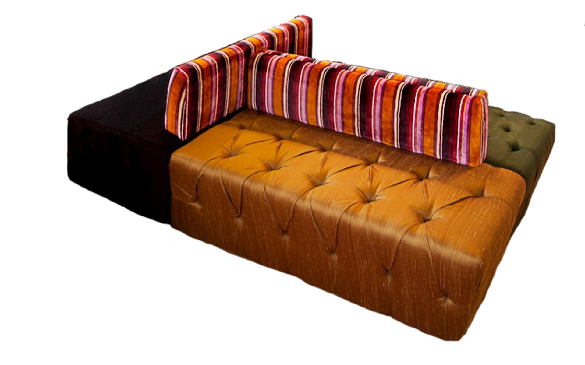 Sofá Desdobramento, do estúdio m ao quadrado, com quatro variações de tecido e detalhes em capitonê - Divulgação