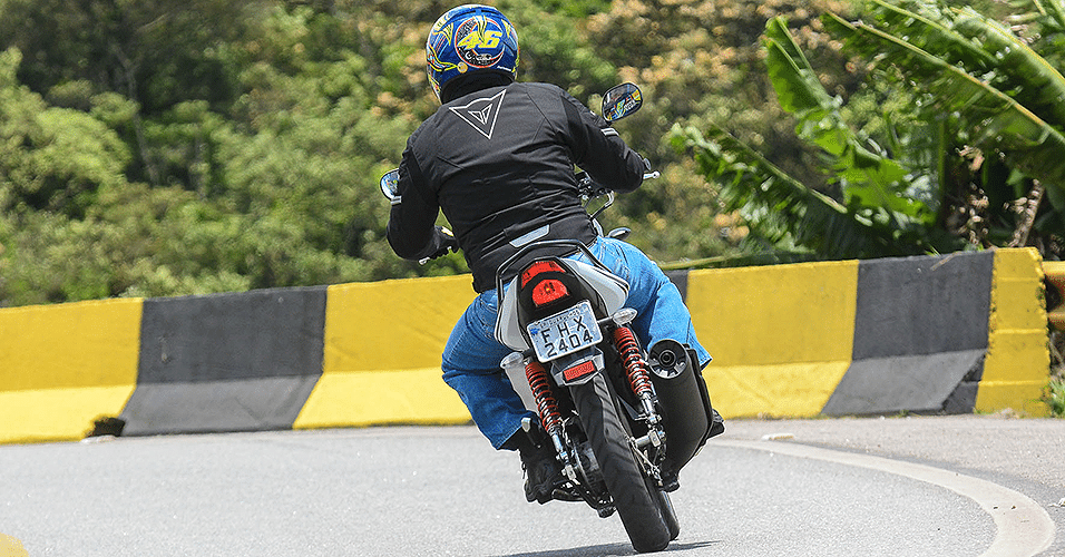 Yamaha YS150 Fazer - Doni Castilho/Infomoto