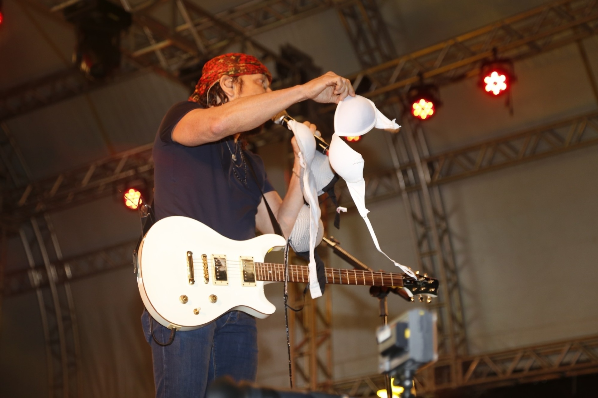 22.nov.2013 - Bell Marques recebe sutiã no palco durante show do Chiclete com Banana em Ouro Branco, Minas Gerais - Fred Pontes/Divulgação