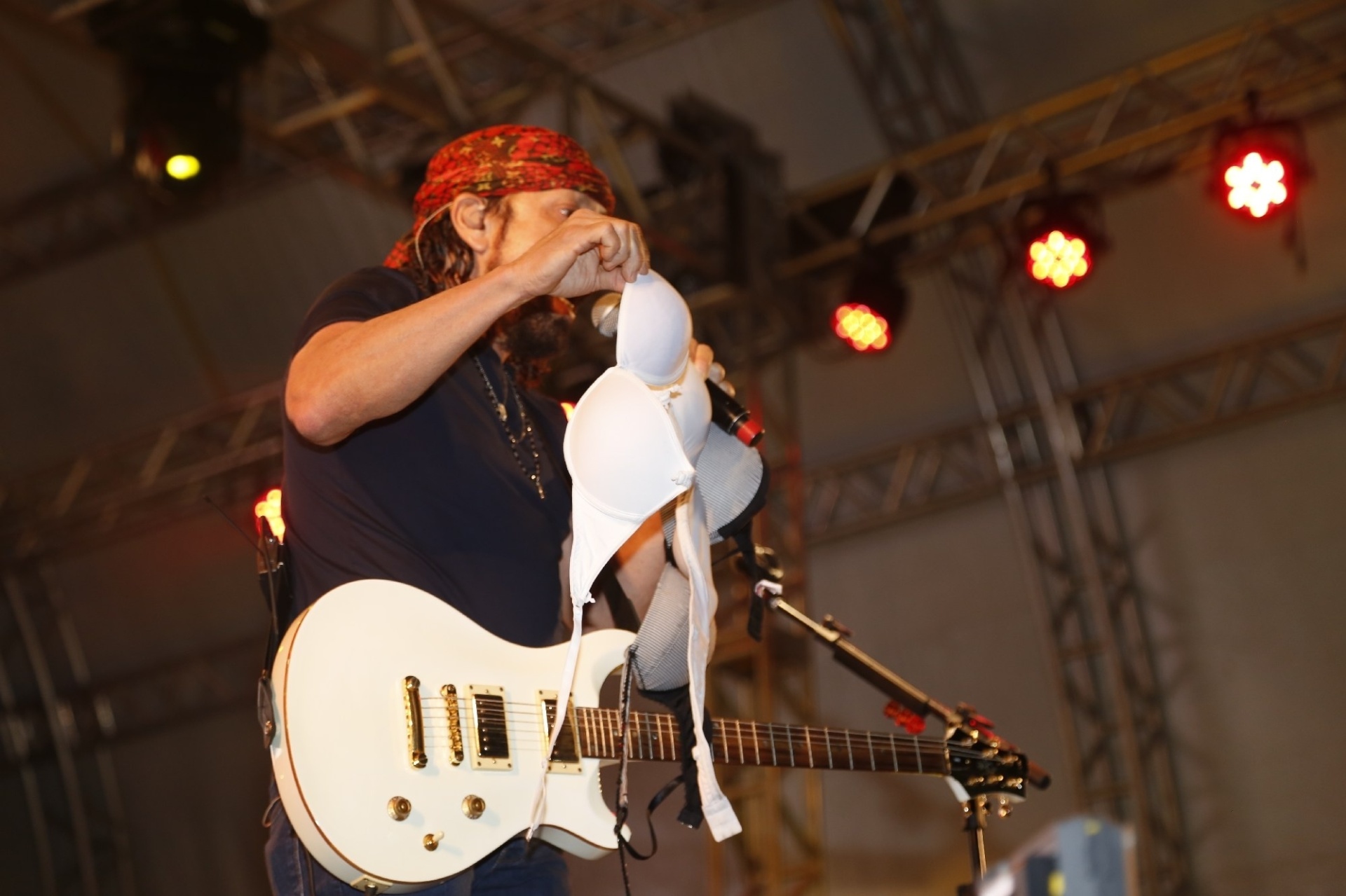 22.nov.2013 - Bell Marques recebe sutiã no palco durante show do Chiclete com Banana em Ouro Branco, Minas Gerais - Fred Pontes/Divulgação