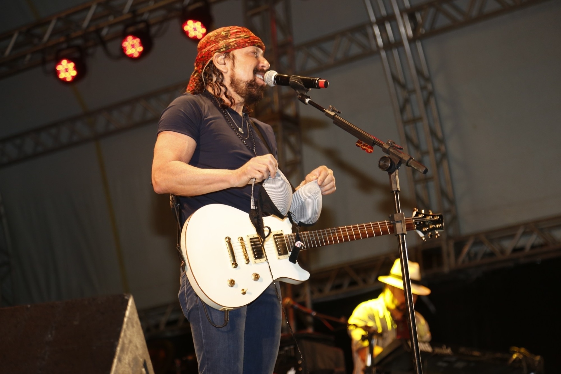 22.nov.2013 - Bell Marques recebe sutiã no palco durante show do Chiclete com Banana em Ouro Branco, Minas Gerais - Fred Pontes/Divulgação